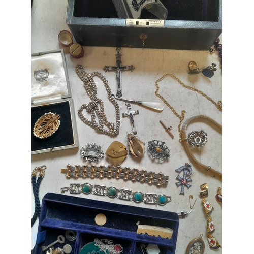 50 - A collection of costume jewellery in a Victorian Chubb box with key : necklaces, brooches, small amo... 