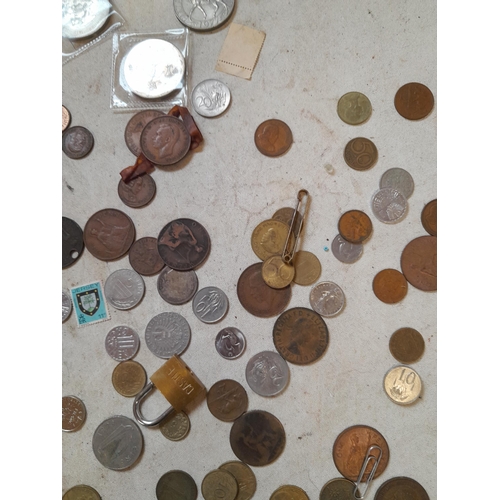 149 - Coins and banknotes : GB and small amount of foreign currency, Pennies and farthings mainly 20th cen... 