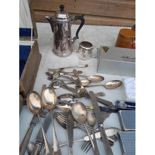 226 - Assorted silver plated flatware & other plated ware, seed pearls for re stringing & gold plated cuff... 