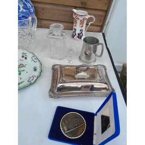 231 - Box of assorted china, glass and ornaments, cabinet pieces, note some damage to plates and decanter ... 