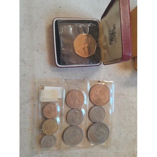 180 - Coins : 1953 plastic set of 9 coins, plastic appears undamaged, 1 x 1973 Linked Hands proof 50 pence... 