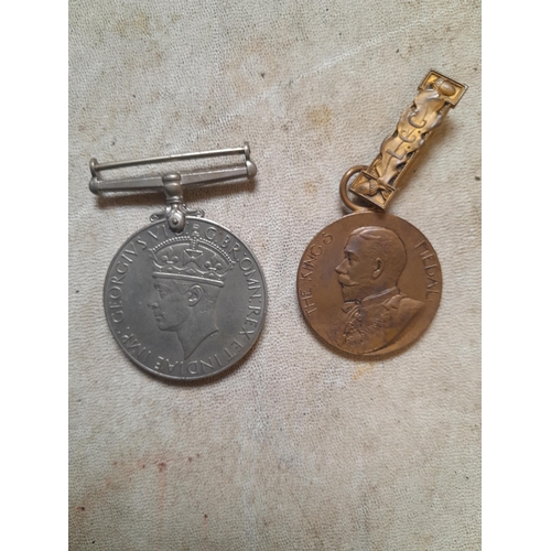 14 - Medals : 2 x  London County Council Attendance 1 x 1939 - 1945  War Medal & 1 x Great War Medal awar... 