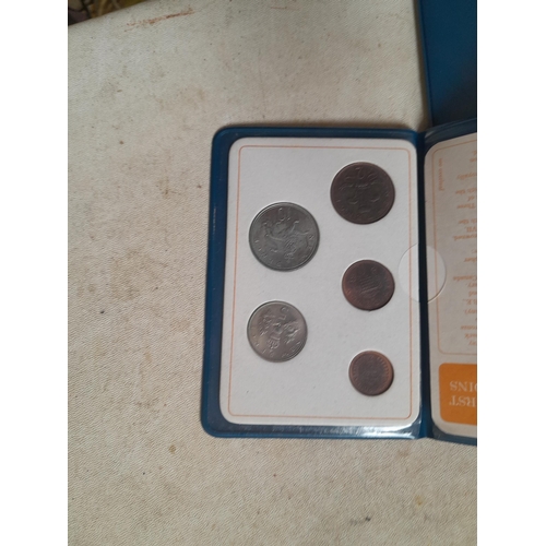 89 - Coins : Cartwheel Penny, GB & Foreign coinage, 2 x plastic sets, 50 x Half Pennies 1967 uncirc. in t... 
