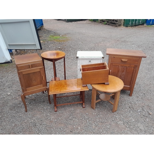 98 - Small furniture : side tables, bedside cabinets, Lloyd Loom, coffee tables etc.