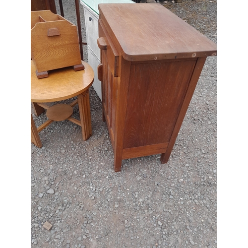 98 - Small furniture : side tables, bedside cabinets, Lloyd Loom, coffee tables etc.