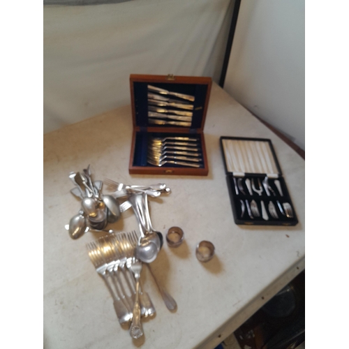 116 - Assorted silver plated cutlery, 2 x presentation cases & 2 x silver plated serviette rings