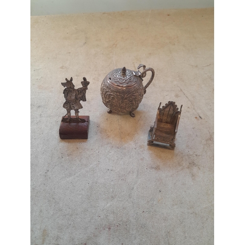 133 - Small silver items : throne, figure and Indian silver mustard, probably lower grade