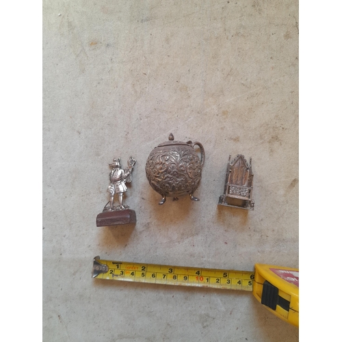 133 - Small silver items : throne, figure and Indian silver mustard, probably lower grade