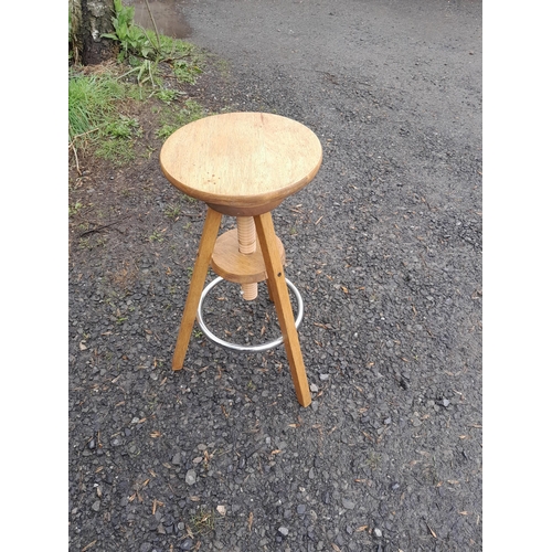 291 - Modern revolving sculpture stand / stool