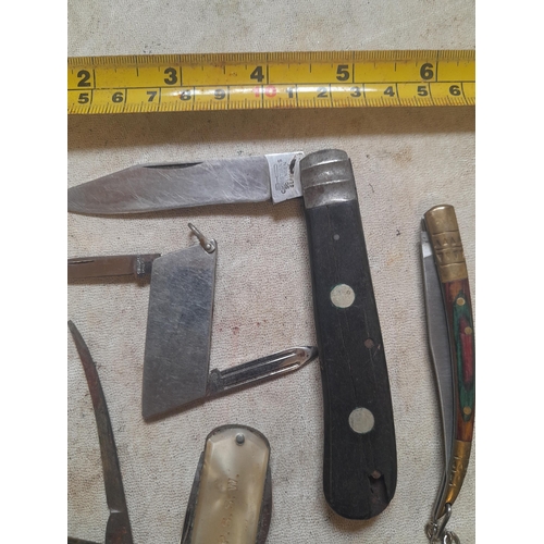 357 - Small collection of pocket and other knives, cut throat razor,