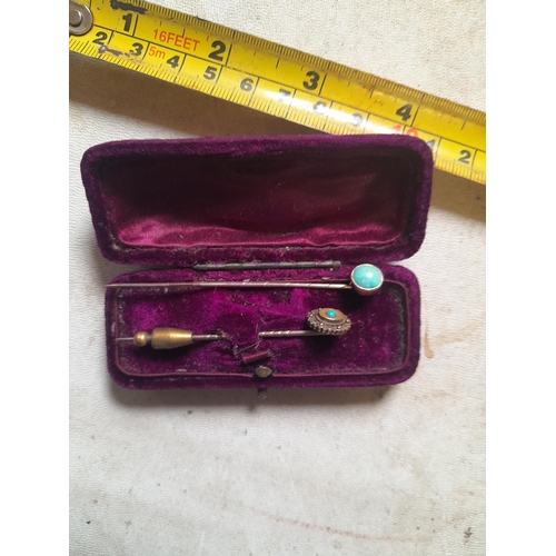 370 - 2 x vintage tie pins  in a presentation box : 1 x unmarked but tested 9 ct set with turquoise , 1 x ... 