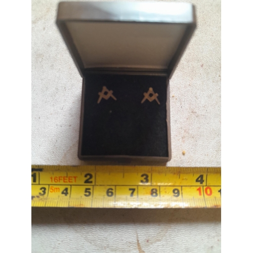 376 - Pair of small 9 ct gold Masonic earrings 0.5 g, clearly hallmarked on reverse