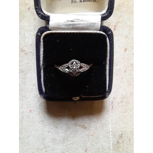 380 - 18 ct gold and platinum ring set with three diamonds size M, 1.7 g in a presentation box