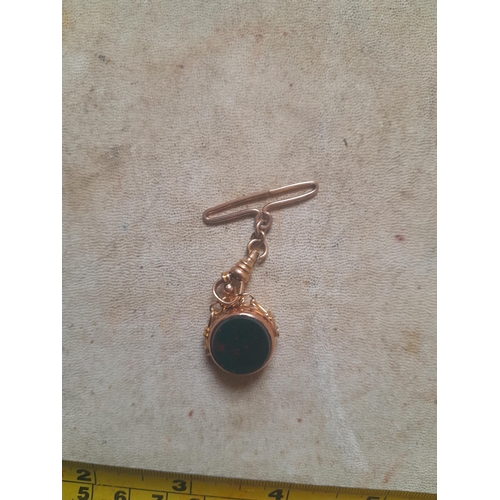 386 - 9 ct gold spinning hardstone fob overall weight 7 g