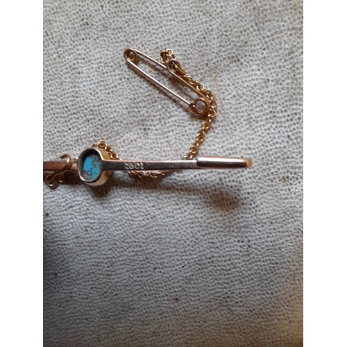 389 - 15 ct gold bar brooch set with turquoise and guard chain with a gold plated pin 2.8 g