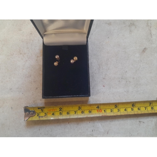 403 - 2 x pairs of seed pearl and unmarked 9 ct gold earrings 1 g