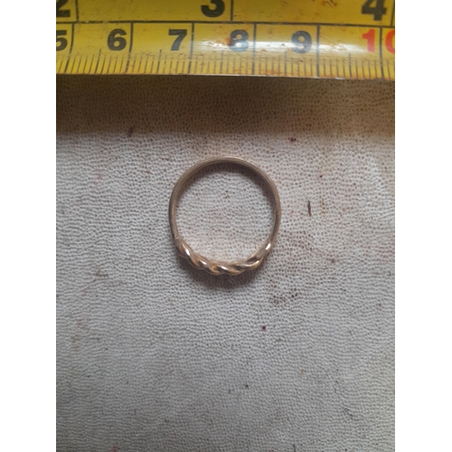 412 - 9 ct gold ring size P, 1.9 g