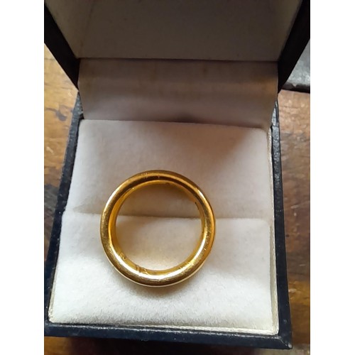 404 - 22 ct gold wedding band size J , 7.2 g