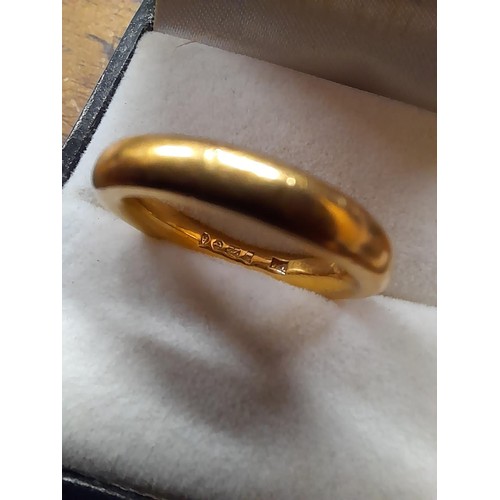 404 - 22 ct gold wedding band size J , 7.2 g