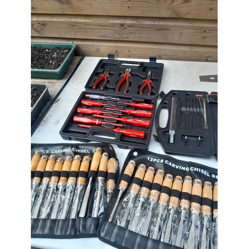 441 - Mainly new old stock : tools : chisels, fixings, saws, pliers