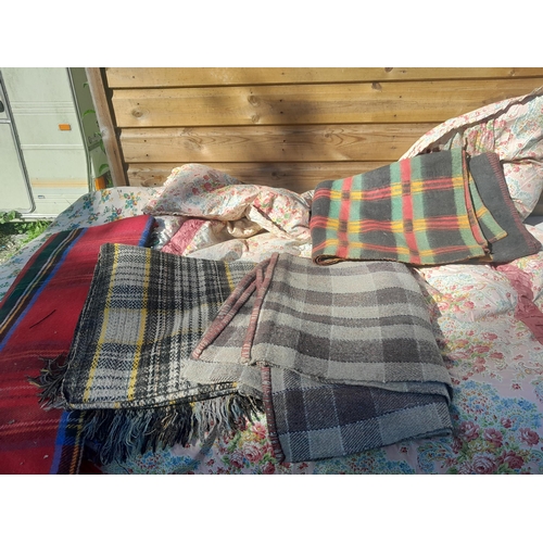 452 - Textiles : 1 x vintage eiderdown, 1 x vintage quilt & various wool Scotch blankets