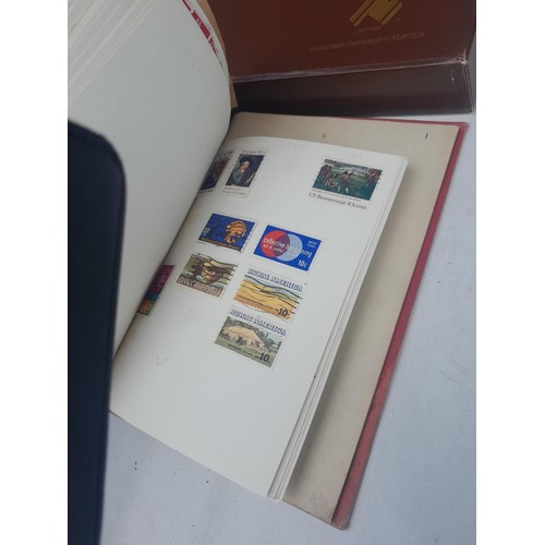 3 - Stamps : Stamps of the UK & The World from the 20th century mounted mint and used , in stock books, ... 