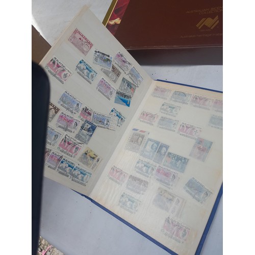 3 - Stamps : Stamps of the UK & The World from the 20th century mounted mint and used , in stock books, ... 