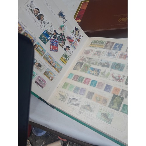 3 - Stamps : Stamps of the UK & The World from the 20th century mounted mint and used , in stock books, ... 