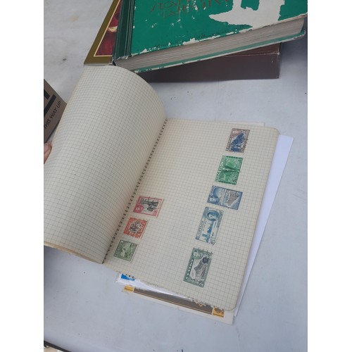 3 - Stamps : Stamps of the UK & The World from the 20th century mounted mint and used , in stock books, ... 