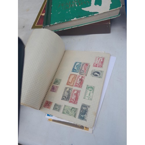 3 - Stamps : Stamps of the UK & The World from the 20th century mounted mint and used , in stock books, ... 