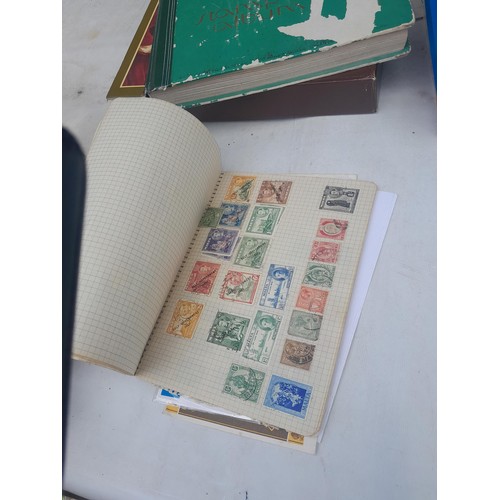 3 - Stamps : Stamps of the UK & The World from the 20th century mounted mint and used , in stock books, ... 