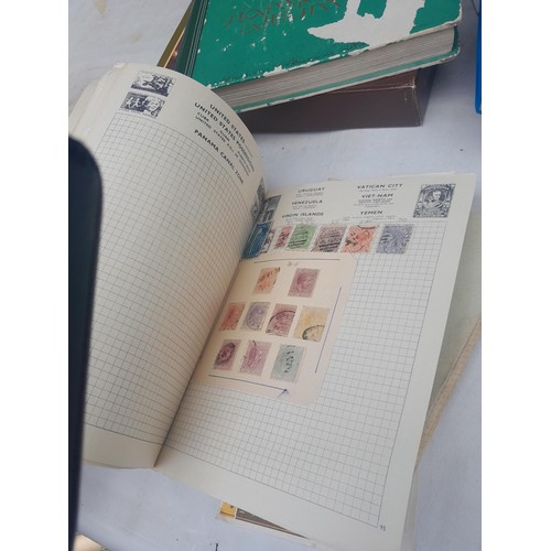 3 - Stamps : Stamps of the UK & The World from the 20th century mounted mint and used , in stock books, ... 