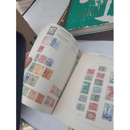 3 - Stamps : Stamps of the UK & The World from the 20th century mounted mint and used , in stock books, ... 