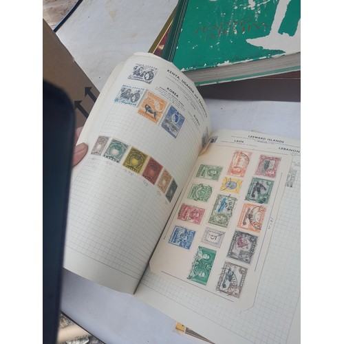 3 - Stamps : Stamps of the UK & The World from the 20th century mounted mint and used , in stock books, ... 