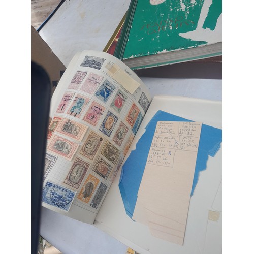 3 - Stamps : Stamps of the UK & The World from the 20th century mounted mint and used , in stock books, ... 