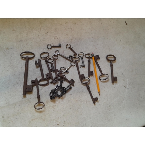 3 - Collection of mainly antique keys of varying size