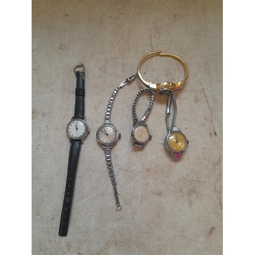 37 - Costume jewellery : various vintage wristwatches