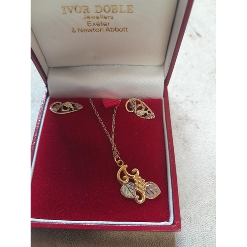 54 - 9 KT gold pendant chain and earring set 3.3 g