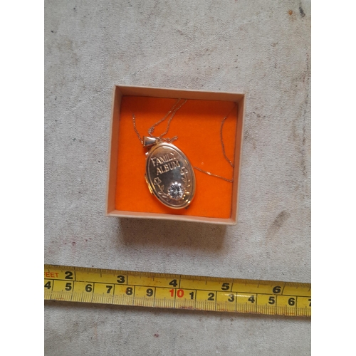 59 - 9 ct gold pendant on chain in presentation box 6.5 g