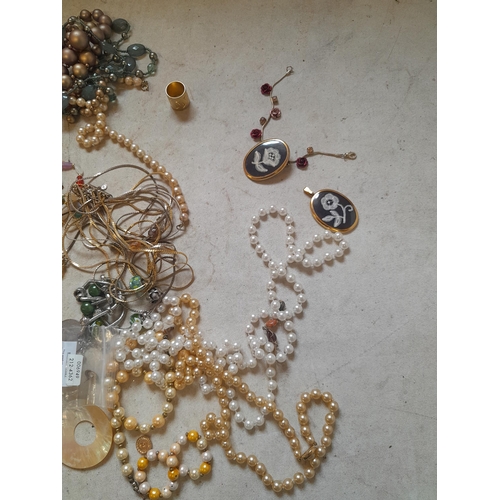 96 - Vintage and later costume jewellery