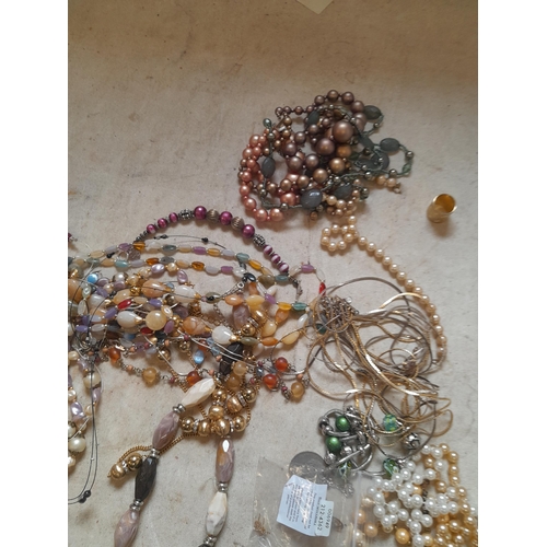 96 - Vintage and later costume jewellery