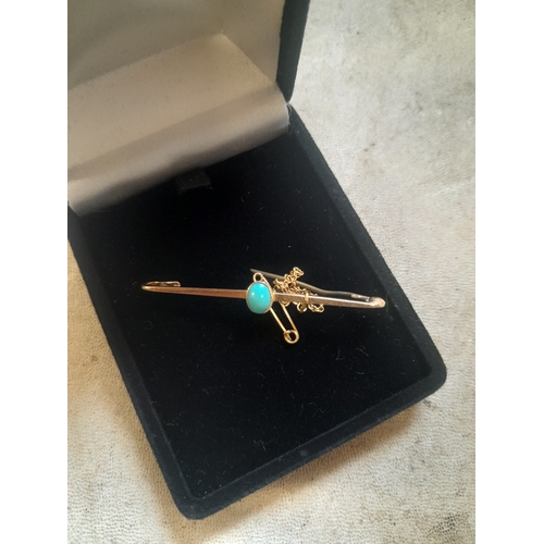 390 - 15 ct gold bar brooch set with turquoise and guard chain with a gold plated pin 2.8 g