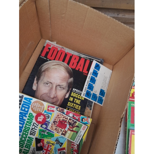 13 - Over 5 kg of football magazine from the 1960s and 1970s