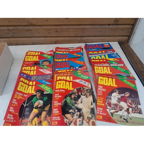 14 - Over 5 kg of football magazine from the 1960s and 1970s