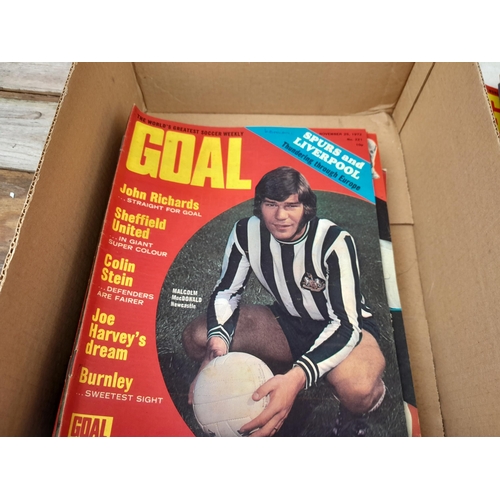 14 - Over 5 kg of football magazine from the 1960s and 1970s