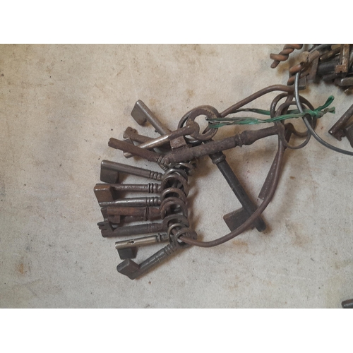 109 - Antique and vintage keys