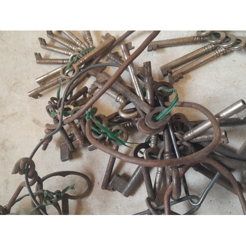 109 - Antique and vintage keys