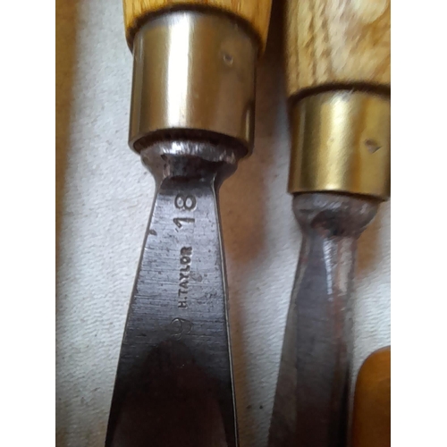 111 - Varied array of quality vintage chisels  : Henry Taylor,