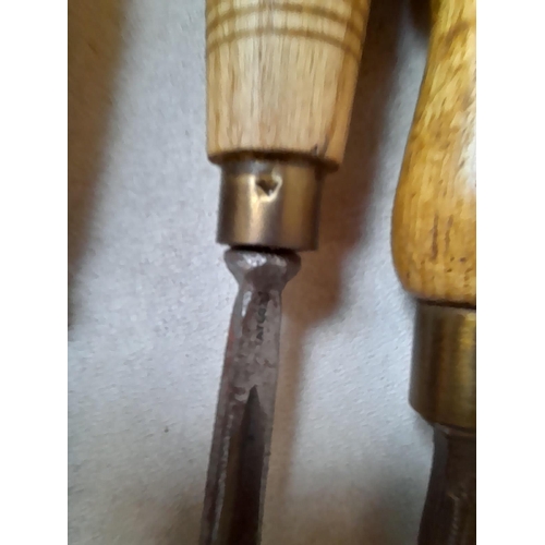 111 - Varied array of quality vintage chisels  : Henry Taylor,