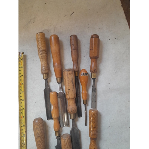 112 - Varied array of quality vintage  wood working chisels : Ibbotson, Marples, Pearson, Sorby